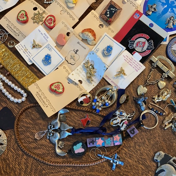 Huge lot of assorted estate sale ladies/girls jewelry, pins, pendants, earrings+ - Picture 9 of 12